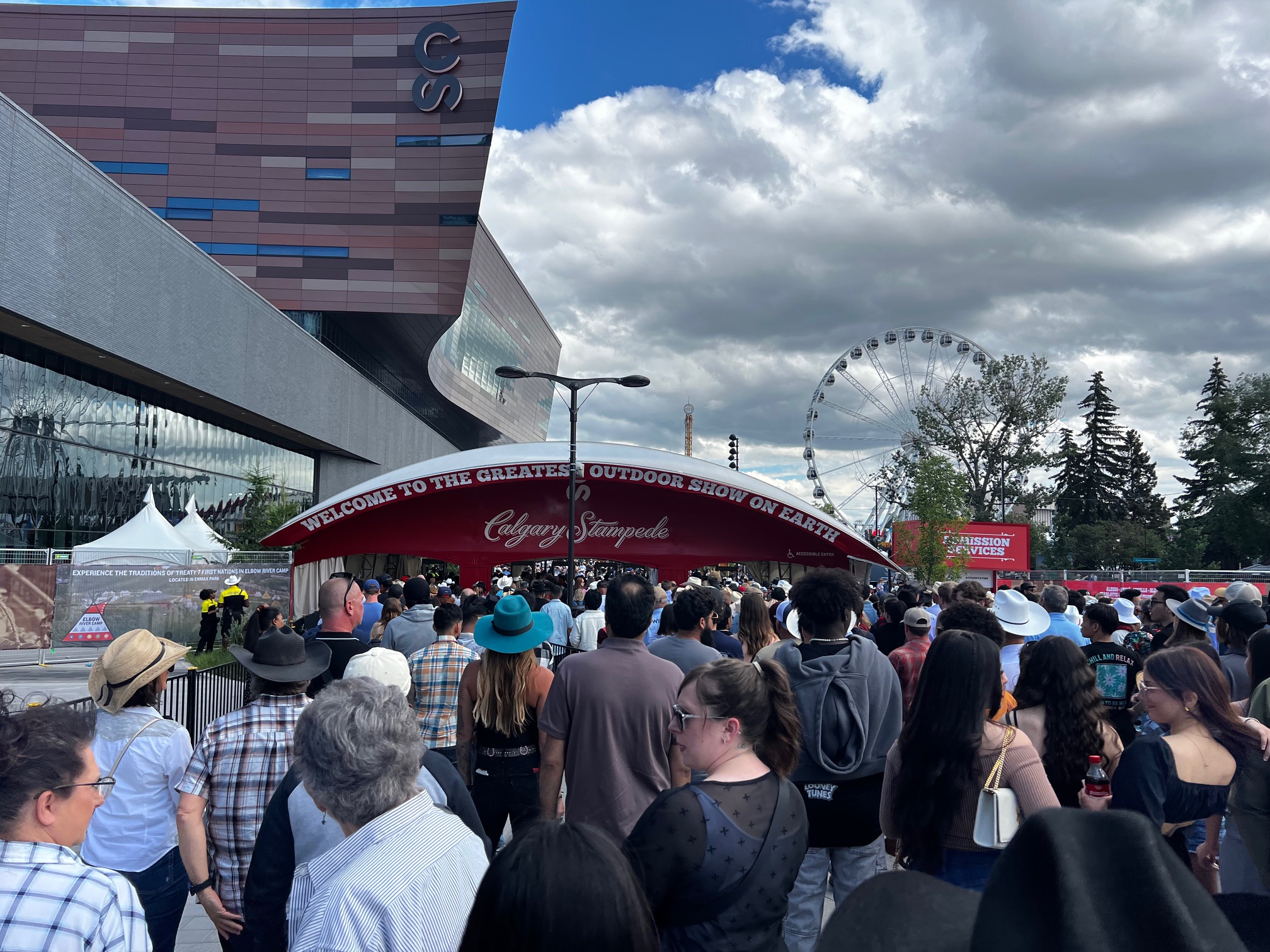 large スタンピード会場の入り口