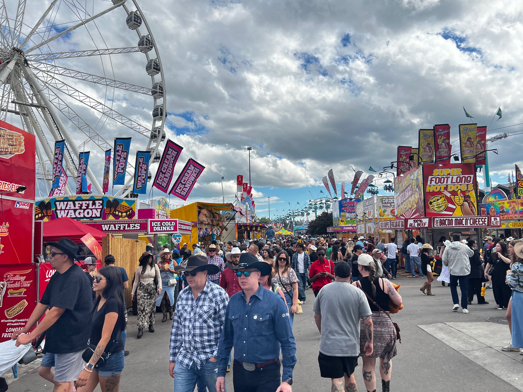 right 賑わう会場の様子