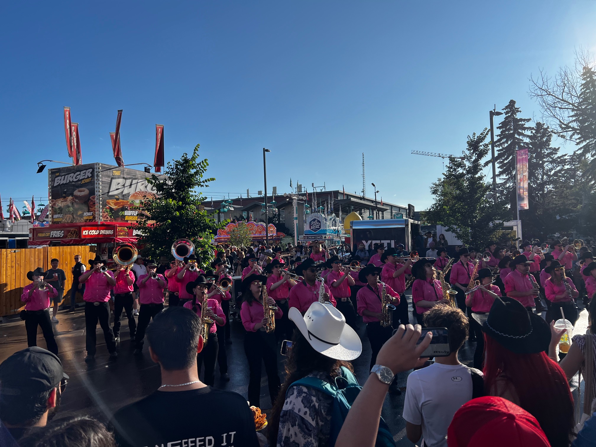 right 楽器演奏で盛り上がる会場