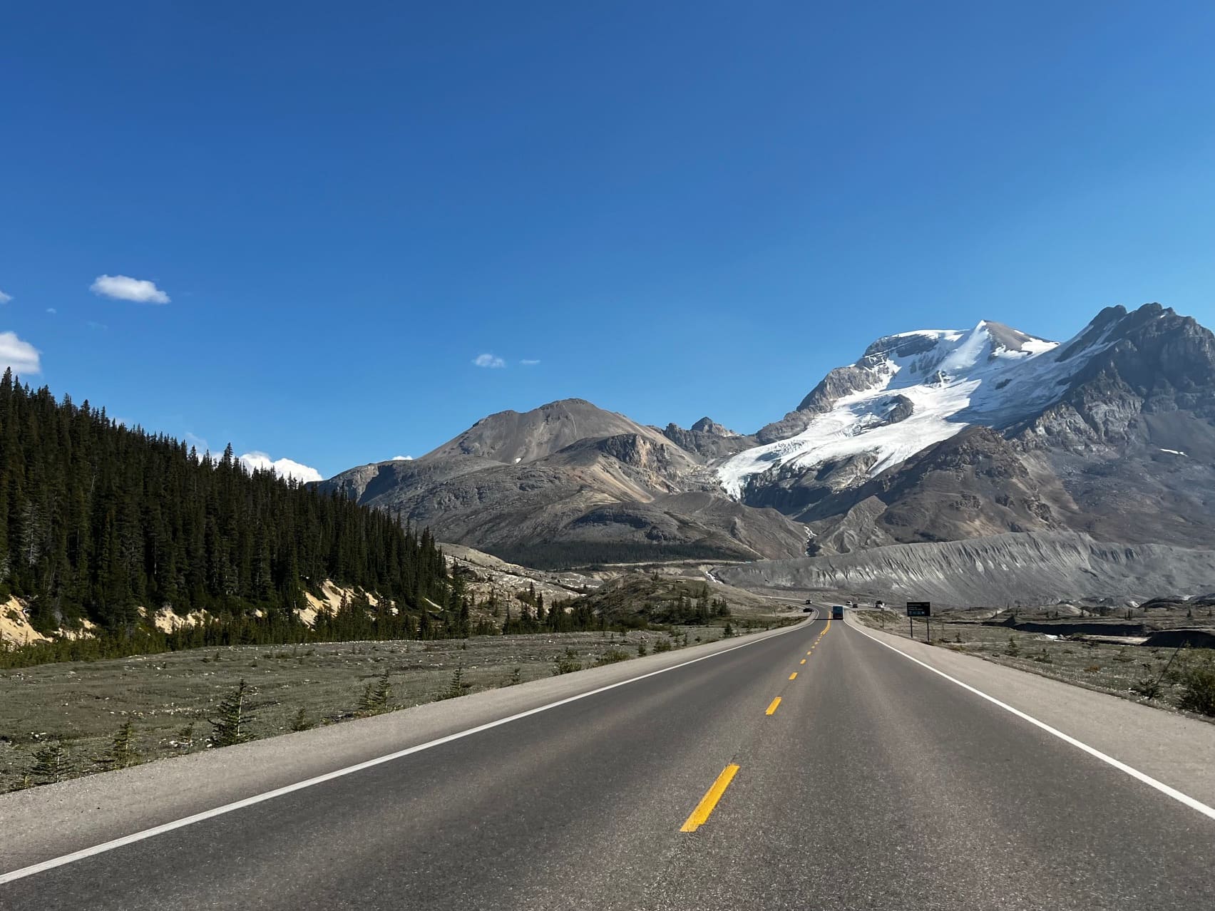 left ハイキングトレイルの風景